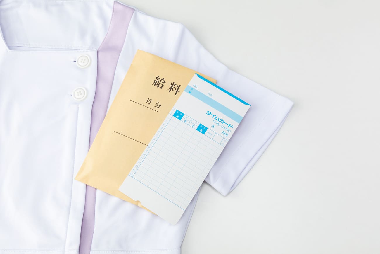 40代女性が転職して介護士になった場合の年収