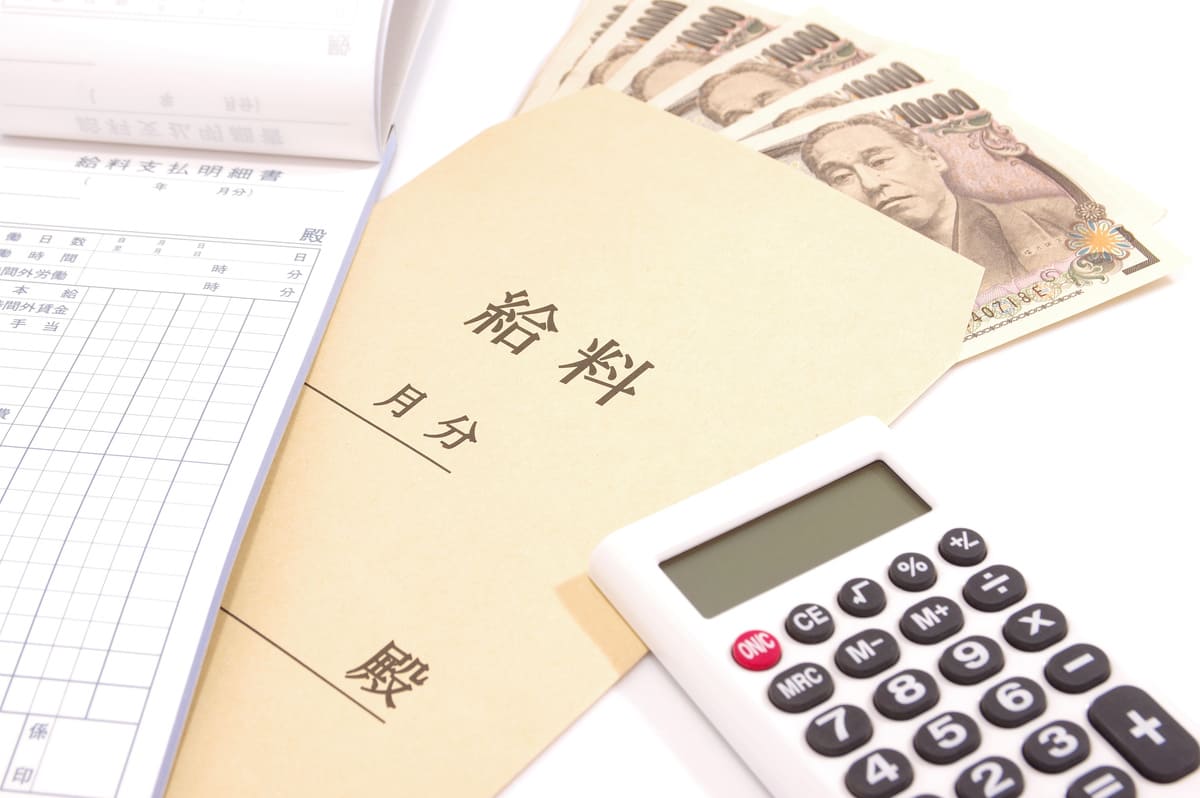 介護士の平均給料（平均年収）は約400万円