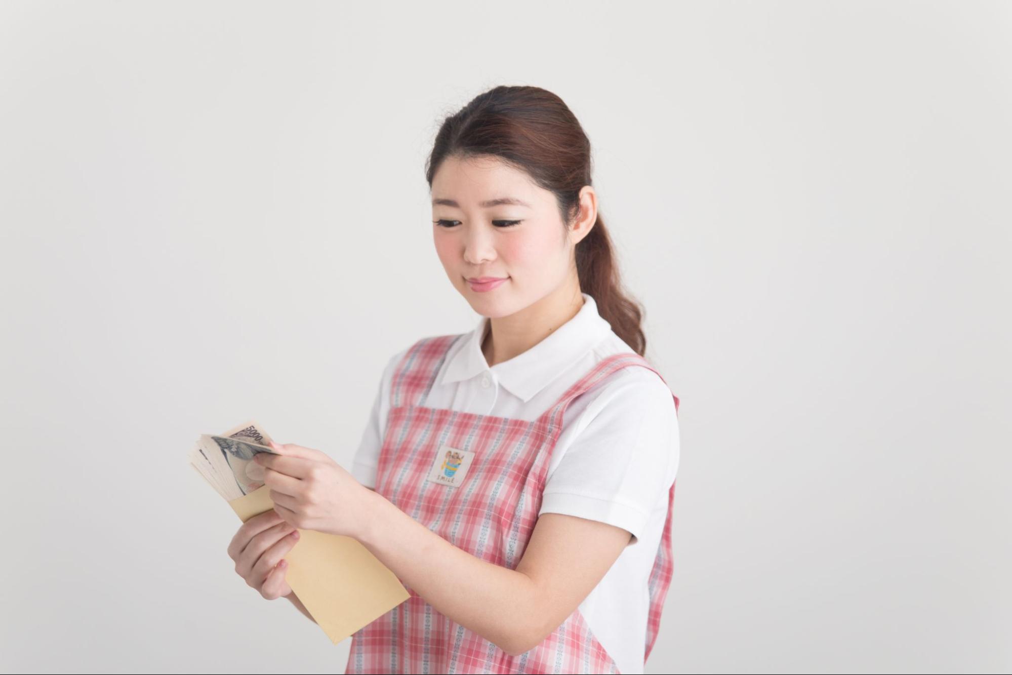 介護士の給料は今後も上がる見込みがある