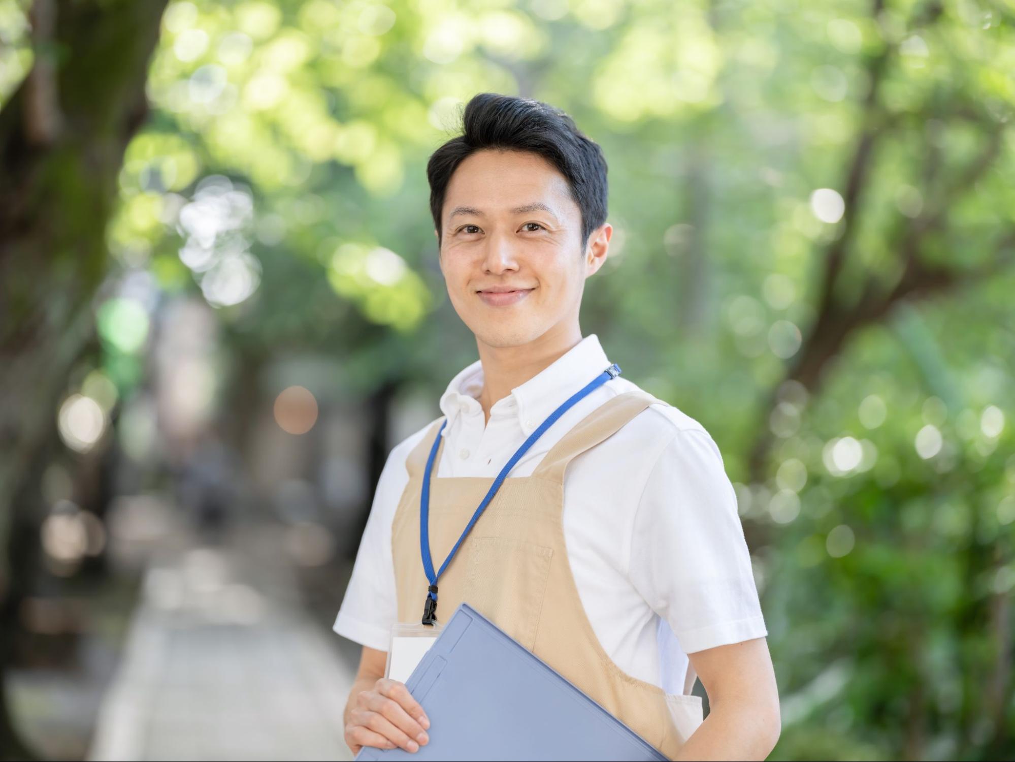 介護士が年収中央値を超えるための具体策