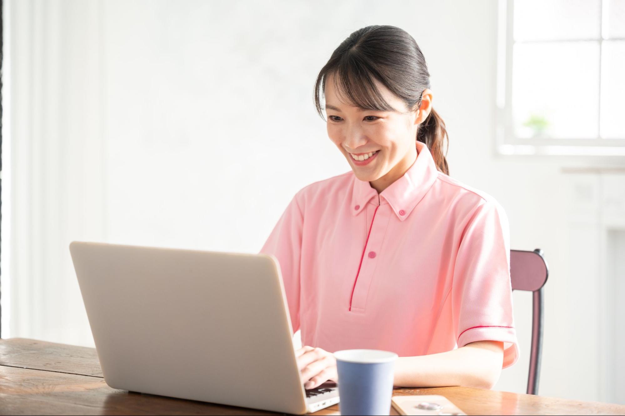 年収500万円以上の介護士求人を見つけるポイント